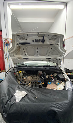 Interior da oficina — carro no elevador