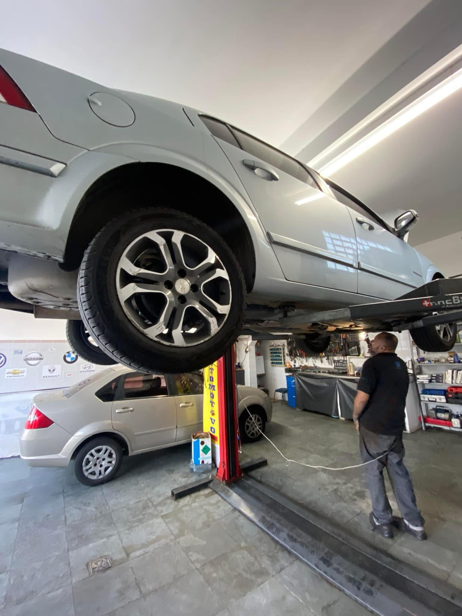 Dilsão trabalhando na oficina