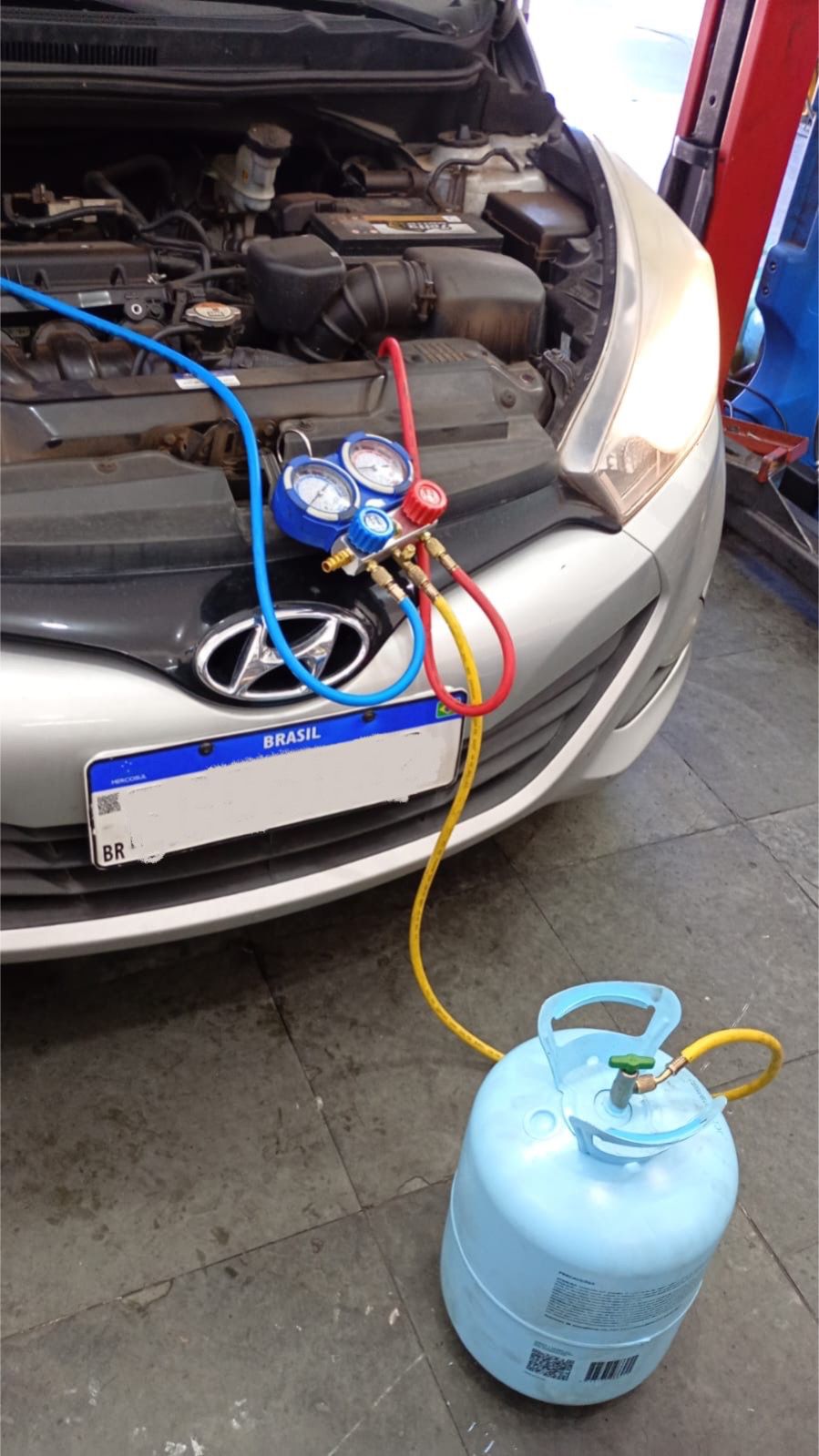 Recarga de gás refrigerante